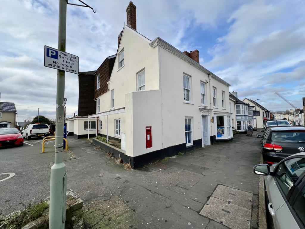 Lot: 124 - SPACIOUS VACANT COMMERCIAL OFFICE BUILDING - General view of front of building